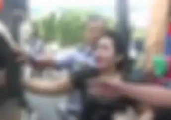 Video Detik-detik Petugas Dishub Kena Tampar Emak-emak, Ngamuk Minta Turunin Motor