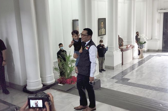 Potret Ridwan Kamil kembali bekerja di Gedung Sate sambil ajak putra angkatnya Arkana.