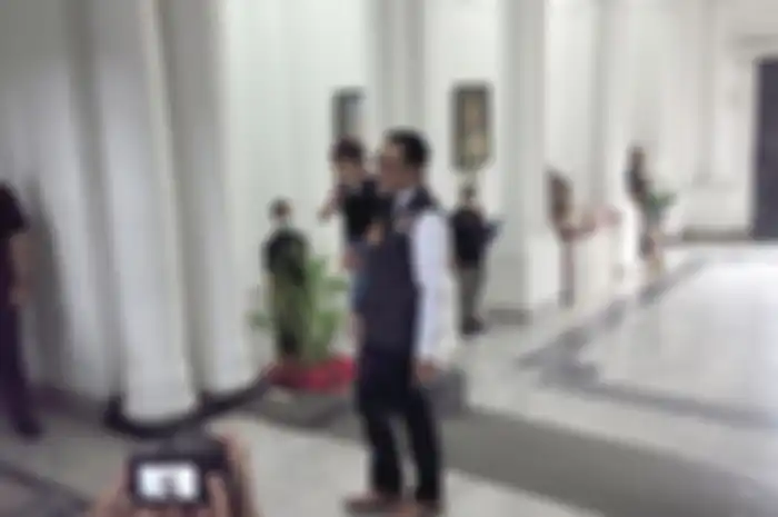 Potret Ridwan Kamil kembali bekerja di Gedung Sate sambil ajak putra angkatnya Arkana.