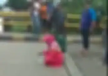  Terbongkar, Alasan Perempuan yang Duduk Sila dan Tutup Jembatan di Gowa, Sempat Diprotes Pengendara