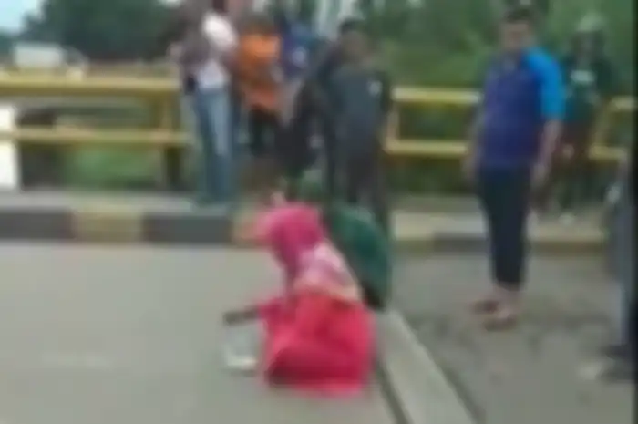 Seorang perempuan menggelar ritual tolak bala di Kabupaten Gowa.