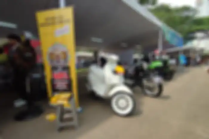  Wuih, Vespa x Justin Bieber mejeng di booth Bellissimo saat gelaran Otobursa Tumplek Blek 2022 nih!