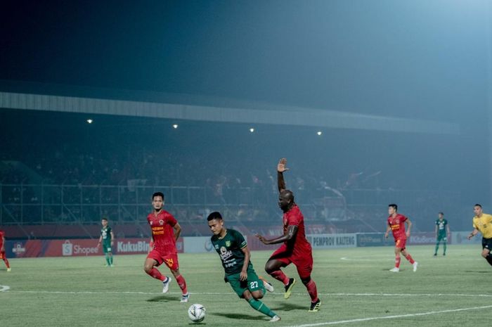 Gelandang Persebaya Surabaya, Fandi Eko Utomo, mendapatkan pengawalan dari bek Kalteng Putra, OK John, pada laga pekan ke-18 Liga 1 2019