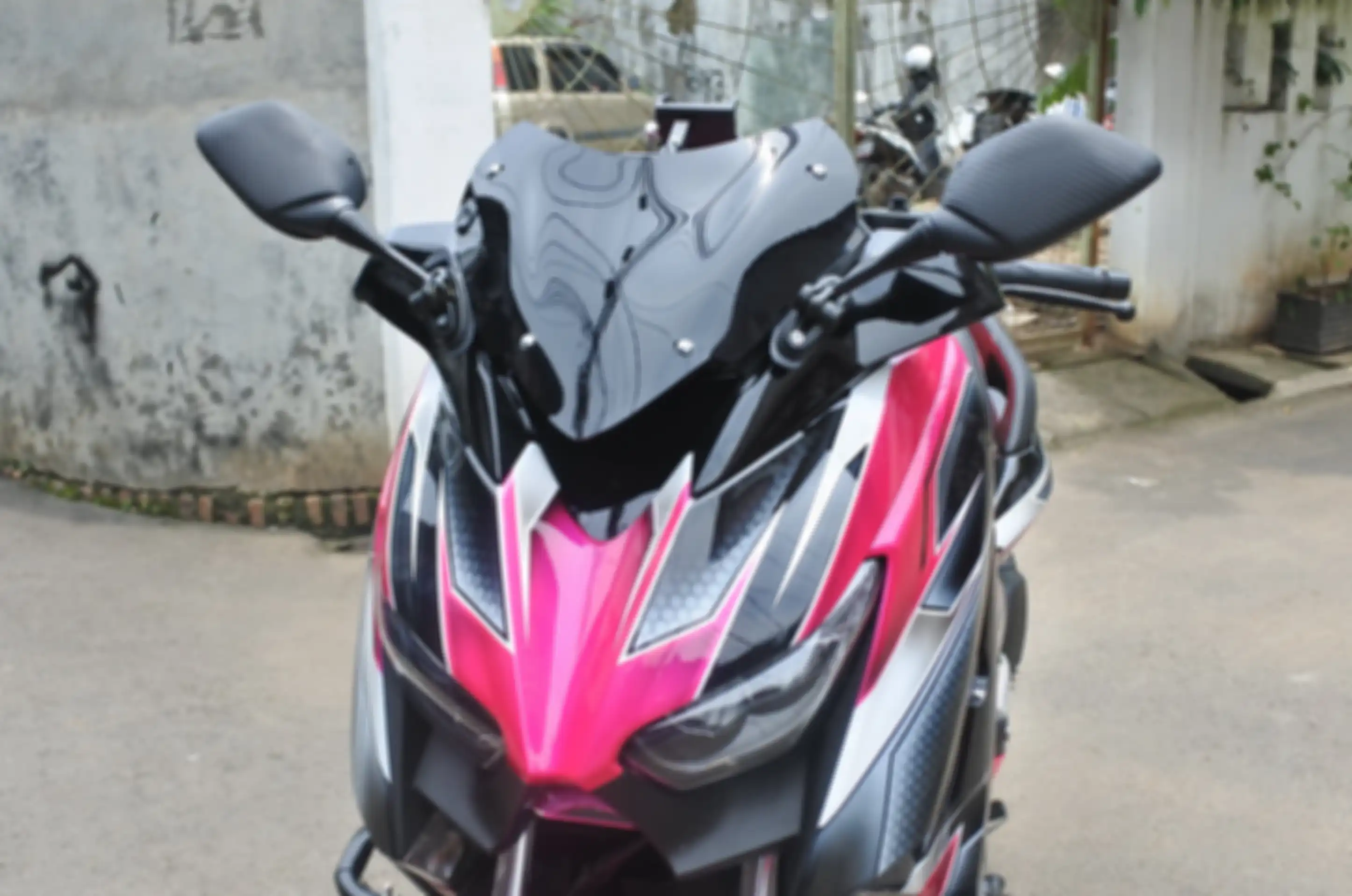Windshield custom gaya XMAX Eropa dengan tambahan spion R25