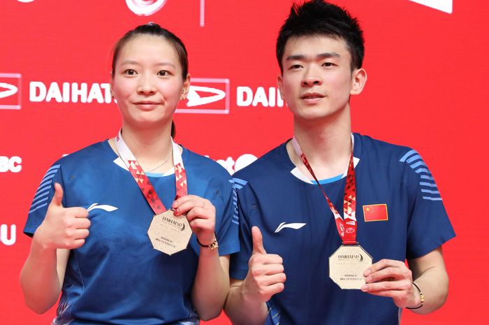 Ganda campuran China, Zheng Siwei (kanan) dan Huang Yaqiong (kiri), saat memamerkan medali juara yan