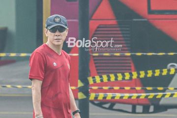 Pelatih timnas U-19 Indonesia, Shin Tae-yong, sedang mengamati para pemainnya berlatih di Lapangan Yonif 202 Tajimalela, Bekasi, Jawa Barat, 7Juli 2022.