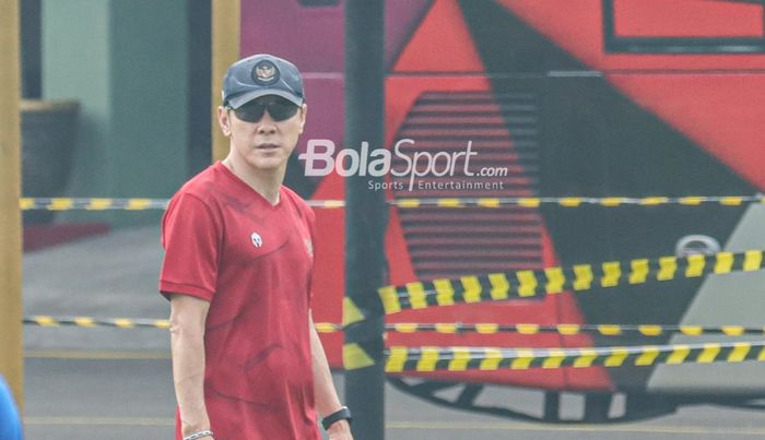 Pelatih timnas U-19 Indonesia, Shin Tae-yong, sedang mengamati para pemainnya berlatih di Lapangan Yonif 202 Tajimalela, Bekasi, Jawa Barat, 7Juli 2022.