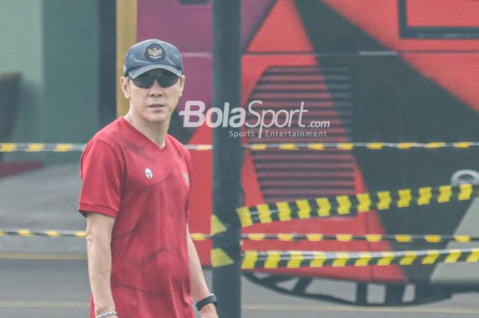 Pelatih timnas U-19 Indonesia, Shin Tae-yong, sedang mengamati para pemainnya berlatih di Lapangan Yonif 202 Tajimalela, Bekasi, Jawa Barat, 7Juli 2022.