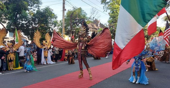 Potret peragaan busana Solo Batik Carnival 2022.