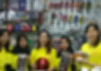 Serbu.. Cewek-cewek Cantik Ini Kasih Diskon Aksesori Motor