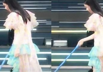 Terekam Kamera saat Bantu Kru TV Menyapu Lantai, Sosok Bergaun Mewah Ini Ternyata Artis Terkenal