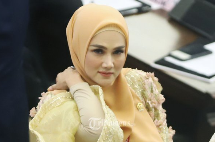 Ikut Kecipratan Getah Gegara Foto Bareng Mulan Jameela, 7 Artis Ini Diserang Haters Habis-habisan Sampai Ada yang Nekat Hapus Foto di Acara TV