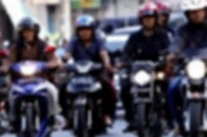 Naik motor siang atau malam hari, lampu depan wajib menyala.