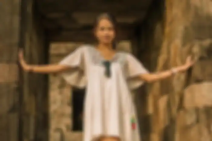 Vanessa Angel dengan dress putih bernuansa bohemian