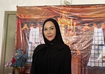 Biasa Tampil Seksi, Aura Kasih Tiba-tiba Pamer Foto Syari nan Tertutup yang Buat Pangling Netizen!