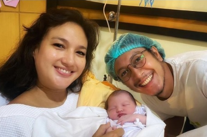 Nadine Chandrawinata melahirkan putri pertamanya pada 22-2-22