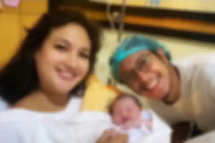 Nadine Chandrawinata melahirkan putri pertamanya pada 22-2-22