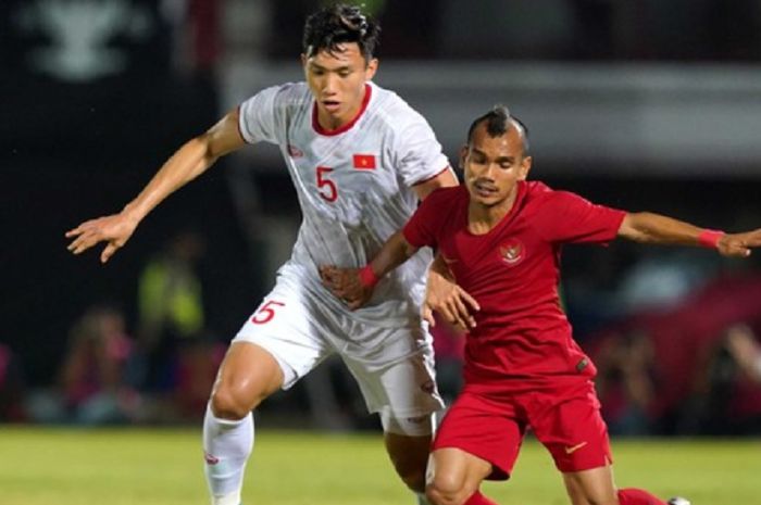 Bek kiri Timnas U-22 Vietnam Doan Van Hau (kiri) bersaing dengan pemain Timnas U-22 Indonesia Riko Simanjuntak dalam final SEA Games 2019 di Filipina.