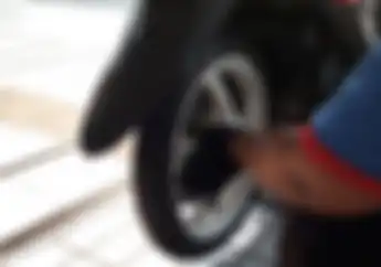 Tekanan Angin Ban Motor Harus Dikurangi Saat Musim Hujan, Supaya Apa?
