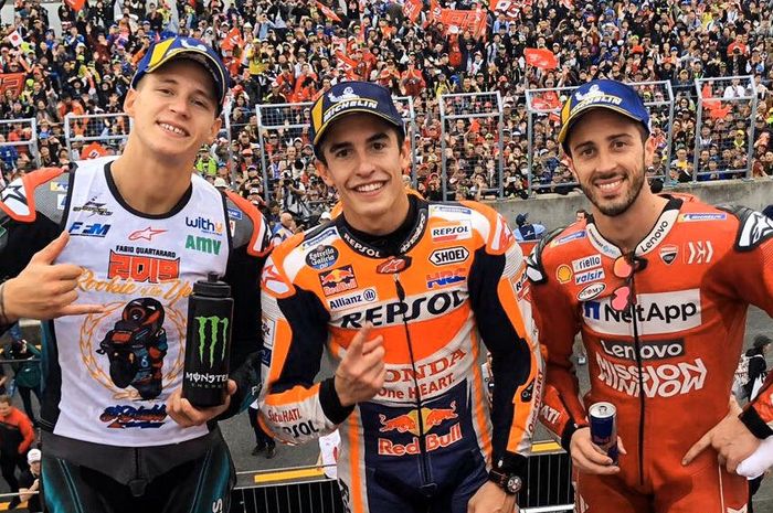 Juara MotoGP Jepang 2019, Marc Marquez (tengah), berpose dengan Fabio Quartararo (kiri) dan Andrea Dovizioso di atas podium kemenangan Twin Ring Motegi, Jepang, Minggu (20/10/2019).