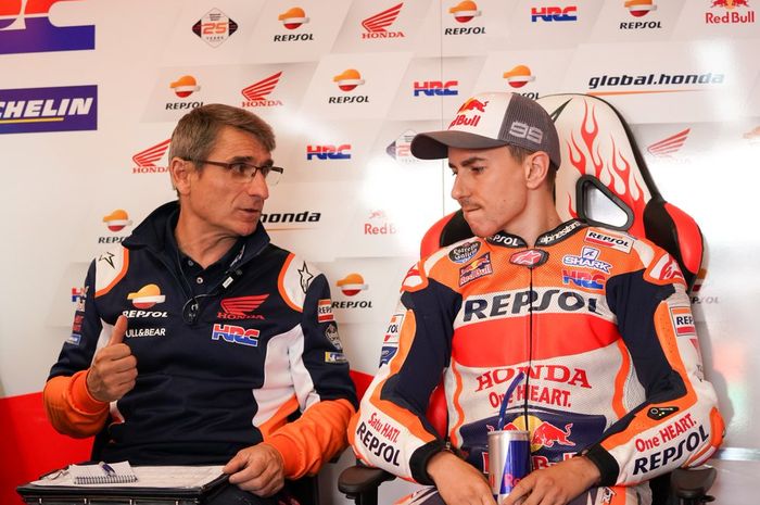 Jorge Lorenzo saat berdiskusi dengan kru Repsol Honda pada sesi kualifikasi MotoGP Italia 2019.