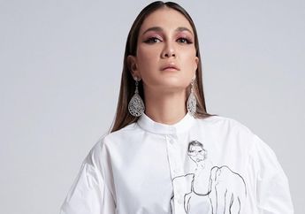 Pede Wara-wiri di Deck Kapal Berbalut Jubah Putih dengan Rambut Acak-acakan, Tengok Gaya Seksi Luna Maya yang Pamer Badan Mulus Saat Kenakan Bikini Berharga Fantastis