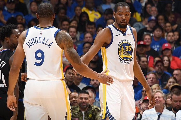 Kevin Durant (kanan) menjadi aktor penting di balik kemenangan Golden State Warriors atas Los Angeles Clippers pada Sabtu (27/4/2019) WIB