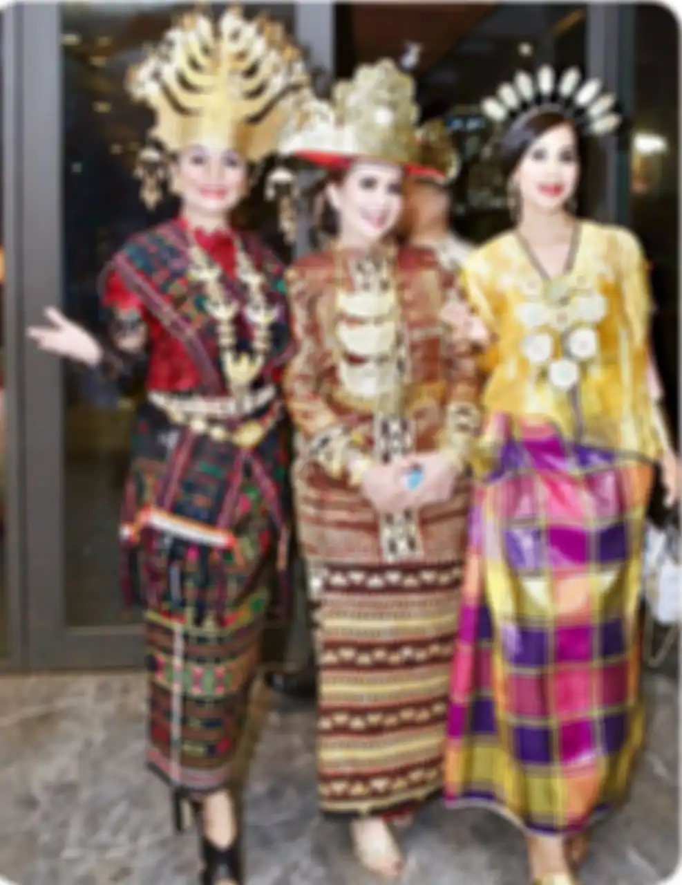 Bella Saphira bergaya dengan baju adat