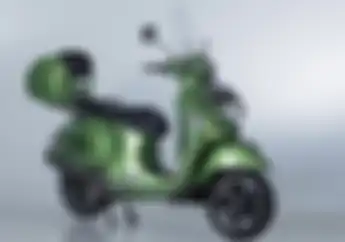 Dibikin Touring Style Vespa GTS 300 2017 Agar Beda Dari Yang Lain 
