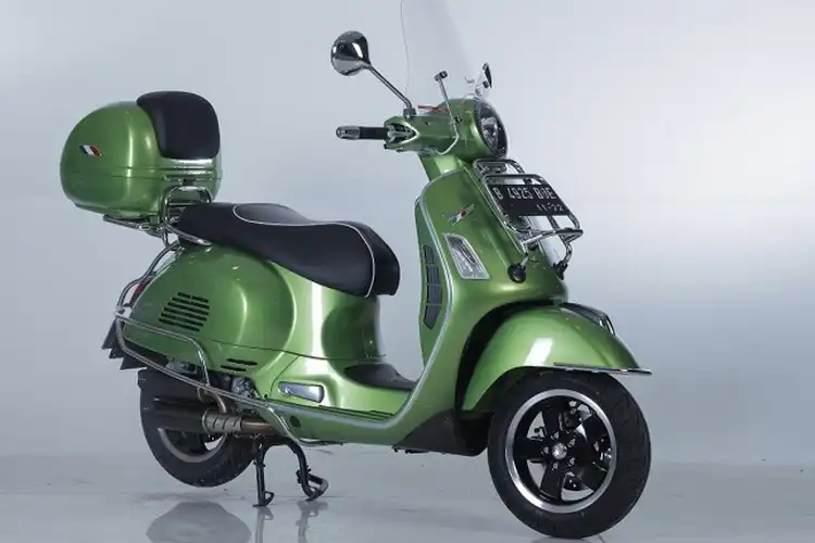Dibikin Touring Style Vespa GTS 300 2017 Agar Beda Dari Yang Lain 