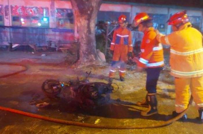 Sebuah motor matic Honda BeAT dibakar remaja perempuan di Bekasi. Diduga perkara cemburu buta.