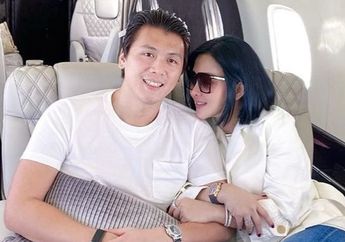 Syahrini Manja Akut Minta Dituangkan Minuman Saat Ultah Reino Barack, Begini Respon Incess Saat Teh yang Dituang Sahabatnya Berceceran Kena Barang Koleksinya yang Berlapis Emas Seharga Rp 10 Juta!