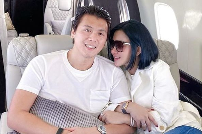 Syahrini dan Reino Barack