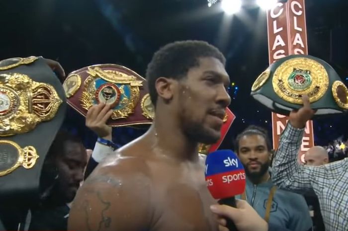 Anthony Joshua berbicara di ring seusai memenangkan kembali 4 sabuk gelar juara kelas berat kontra Andy Ruiz Jr di Arab Saudi pada Minggu (8/12/2019) dini hari WIB.