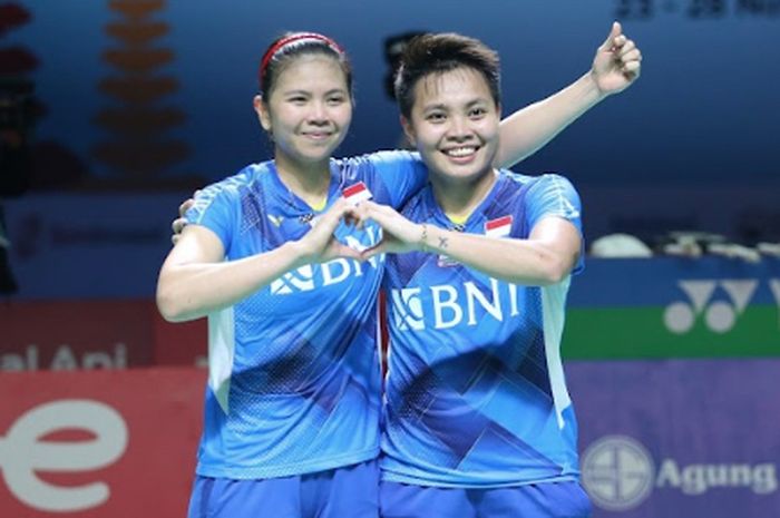 Pasangan ganda putri, Greysia Polii/Apriyani Rahayu, usai meraih kemenangan pada babak semifinal Indonesia Open 2021 di Bali International Convention Centre, Nusa Dua, Bali, Sabtu (27/11/2021).