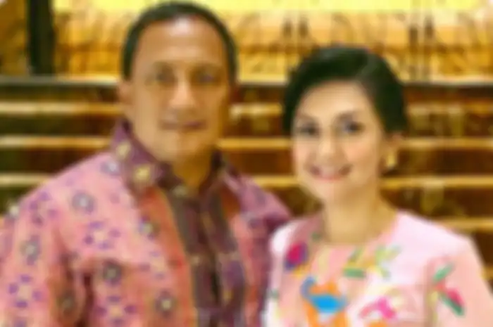 Bella Saphira dan Agus Surya Bakti sang suami