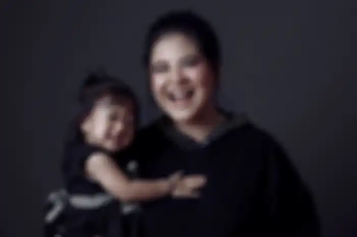 Cantik Menggemaskan! Begini Tingkah Sedah Mirah Saat Jadi Pengarah Gaya Kahiyang Ayu di Pemotretan
