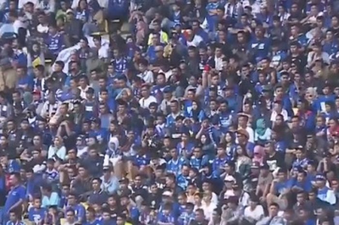 Bobotoh mendukung penuh Persib Bandung saat menjamu Arema FC dalam leg pertama babak 16 besar Piala Indonesia di Stadion Si Jalak Harupat, Kabupaten Bandung, Senin (18/2/2019) sore WIB. 