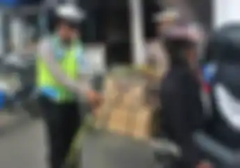 Wah.. Di Jogja Polisi Pasang Janur di Motor Pemudik yang Melanggar, Maksudnya Apa? 