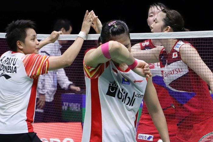 Ganda putri Indonesia, Greysia Polii/Apriyani Rahayu (kiri), menjabat tangan Mayu Matsumoto/Wakana Nagahara seusai beduel dalam laga semifinal Piala Sudirman 2019, Sabtu (25/5/2019)