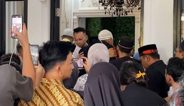 Mpok Alpa meninggal dunia, situasi kediaman sang presenter dipenuhi pelayat di kawasan Ciganjur, Jakarta Selatan, Jumat (15/8/2025).