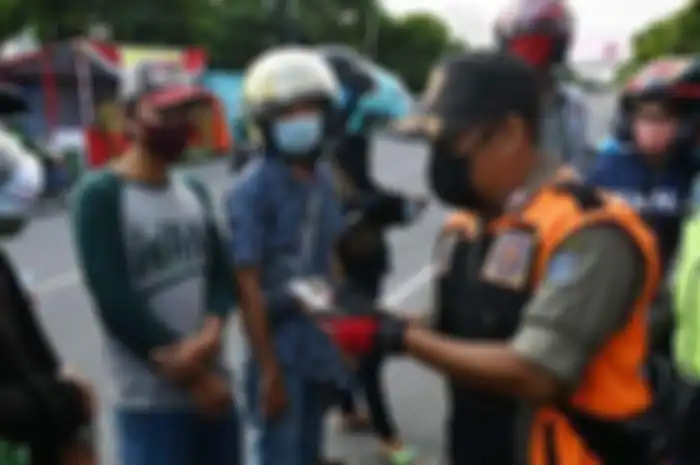 (ilustrasi) Petugas sedang mendata pelanggar PSBB yang masuk Kota Surabaya melalui Bundaran Waru, Sabtu (2/5/2020). Tak lama lagi PSBB juga akan diterapkan di Malang Raya.