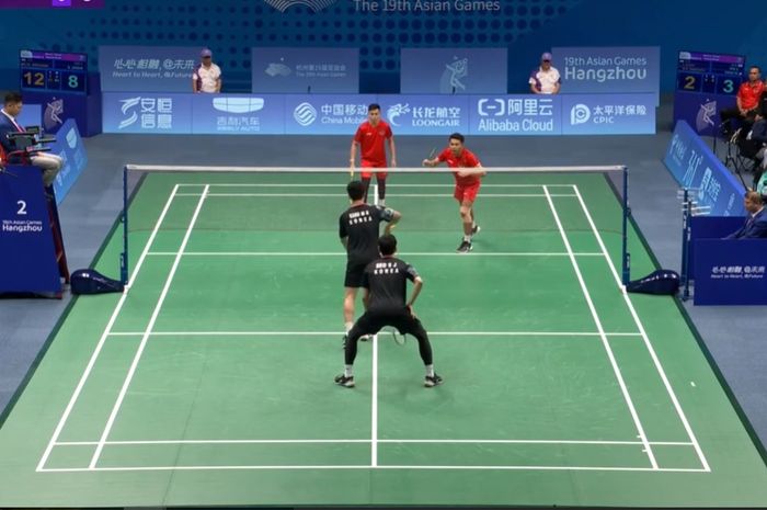 Ganda putra Indonesia, Fajar Alfian/Muhammad Rian Ardianto saat melawan Kang Min-hyuk/Seo Seung-jae (Korea Selatan) pada laga beregu putra bulu tangkis Asian Games 2022 di Binjiang Gymnasium, Hangzhou, China, Jumat (29/9/2023)