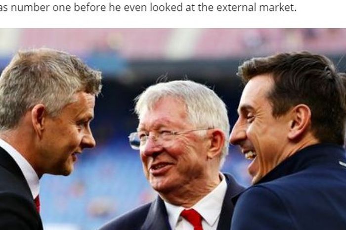 Tiga legenda Manchester United, Ole Gunnar Solskjaer, Sir Alex Ferguson, dan Gary Neville berbincang bersama.