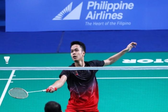 Pebulu tangkis Indonesia, Anthony Sinisuka Ginting beraksi saat pertandingan babak semifinal SEA Games 2019 melawan Sitthikom asal Thailand pada Senin (2/12/2019)