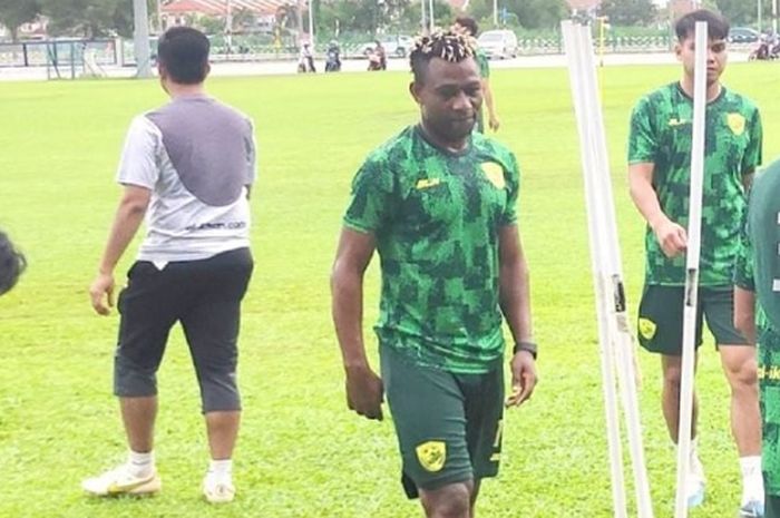 Kapten klub Malaysia, Kedah Darul Aman (KDA) FC, Sony Norde (tengah), harus jalan kaki 6 kilo ke tempat latihan karena nggak punya uang untuk beli bensin usai gajinya ditunggak manajemen.