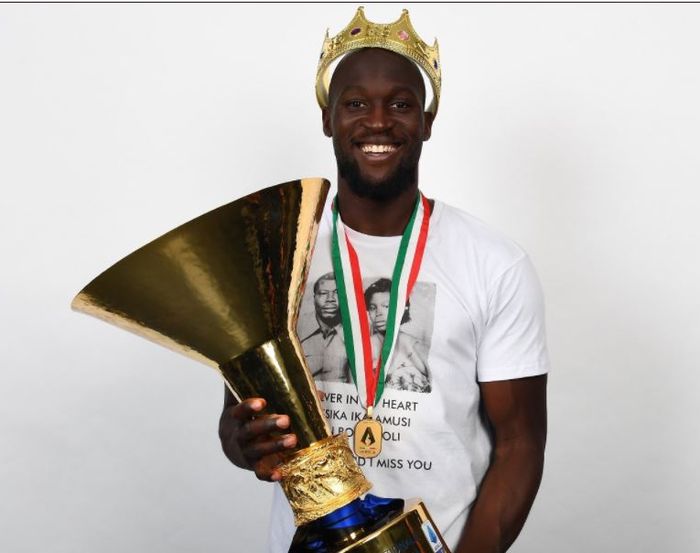 Bomber Inter Milan, Romelu Lukaku, berpose dengan trofi juara Liga Italia.