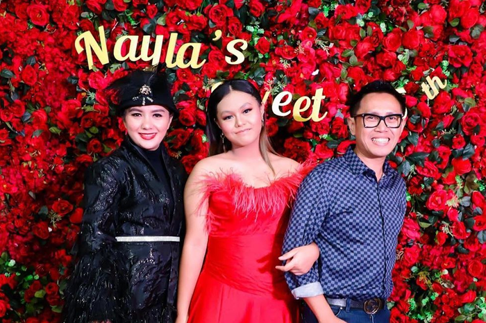 Penampilan Nayla Ayu di perayaan ulang tahunnya yang ke-15, bareng Mama dan Papanya, Viona Rosalina  dan Eko Patrio.