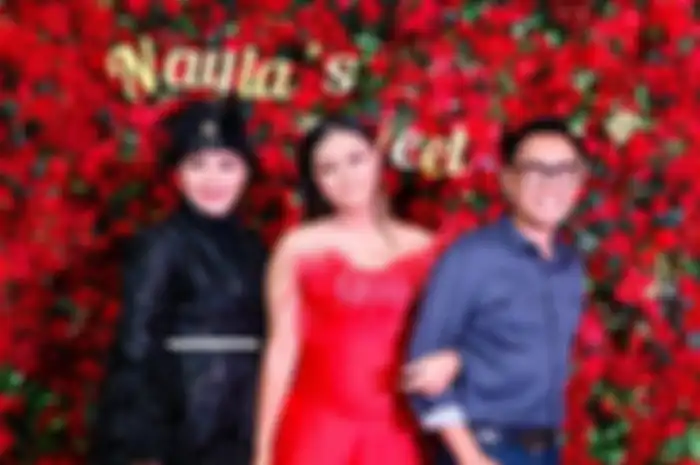 Penampilan Nayla Ayu di perayaan ulang tahunnya yang ke-15, bareng Mama dan Papanya, Viona Rosalina  dan Eko Patrio.