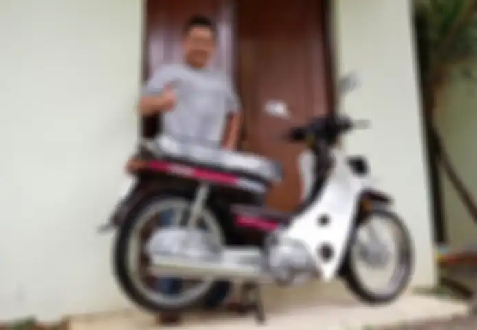 Zubastian bersama Honda Astrea Grand hasil restorasi yang baru saja dijualnya seharga Rp 80 juta